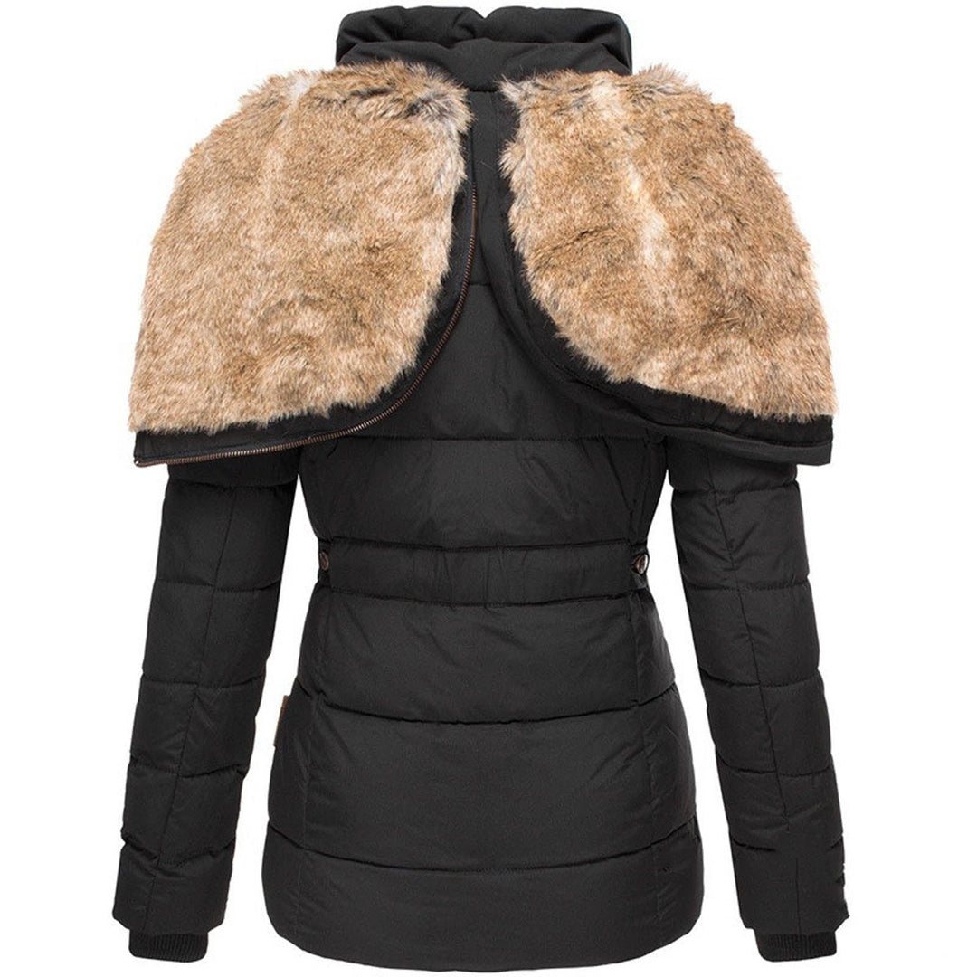 Outerwear donna chic, cappotto piumino trapuntato per l'inverno, con cappuccio in pelliccia sintetica.