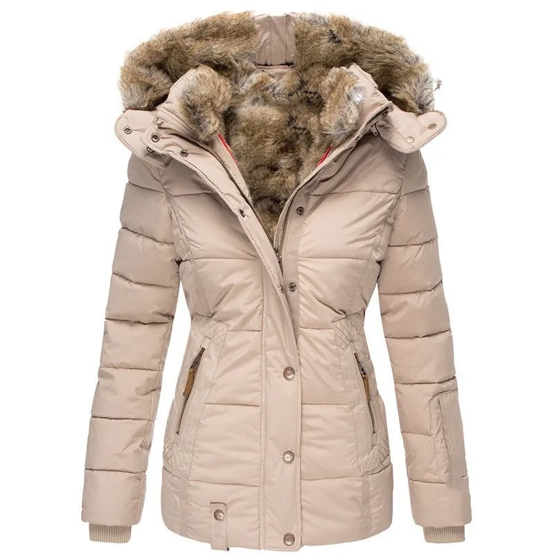 Piumino donna caldo e avvolgente, cappotto trapuntato con dettagli in pelliccia sintetica sul cappuccio.