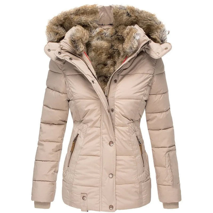 Piumino donna caldo e avvolgente, cappotto trapuntato con dettagli in pelliccia sintetica sul cappuccio.