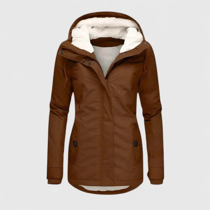 Donna indossa giacca invernale calda e impermeabile, perfetta per avventure outdoor e abbigliamento elegante.