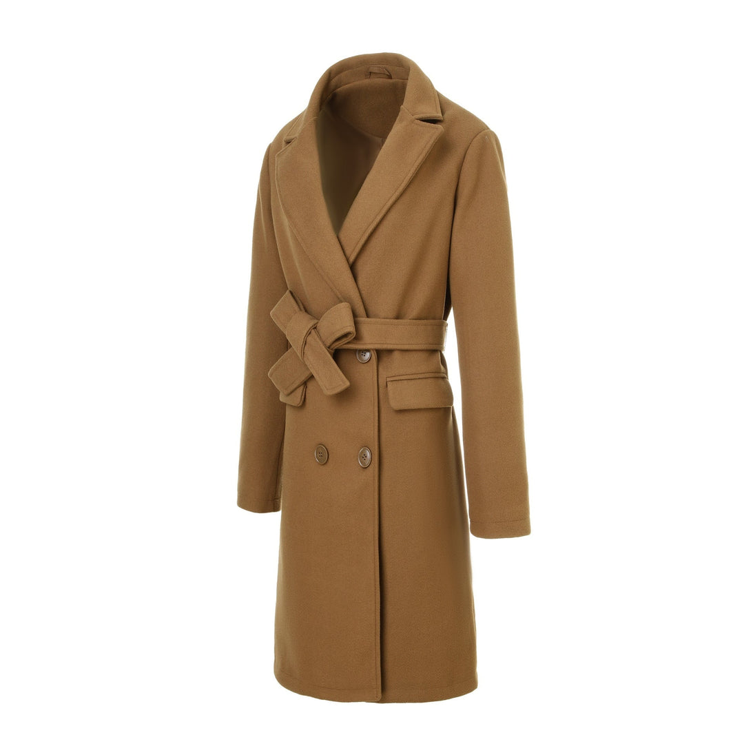 Cappotto donna caffè, avvolgente con cintura e revers a lancia. Perfetto per stile ufficio e moda invernale.