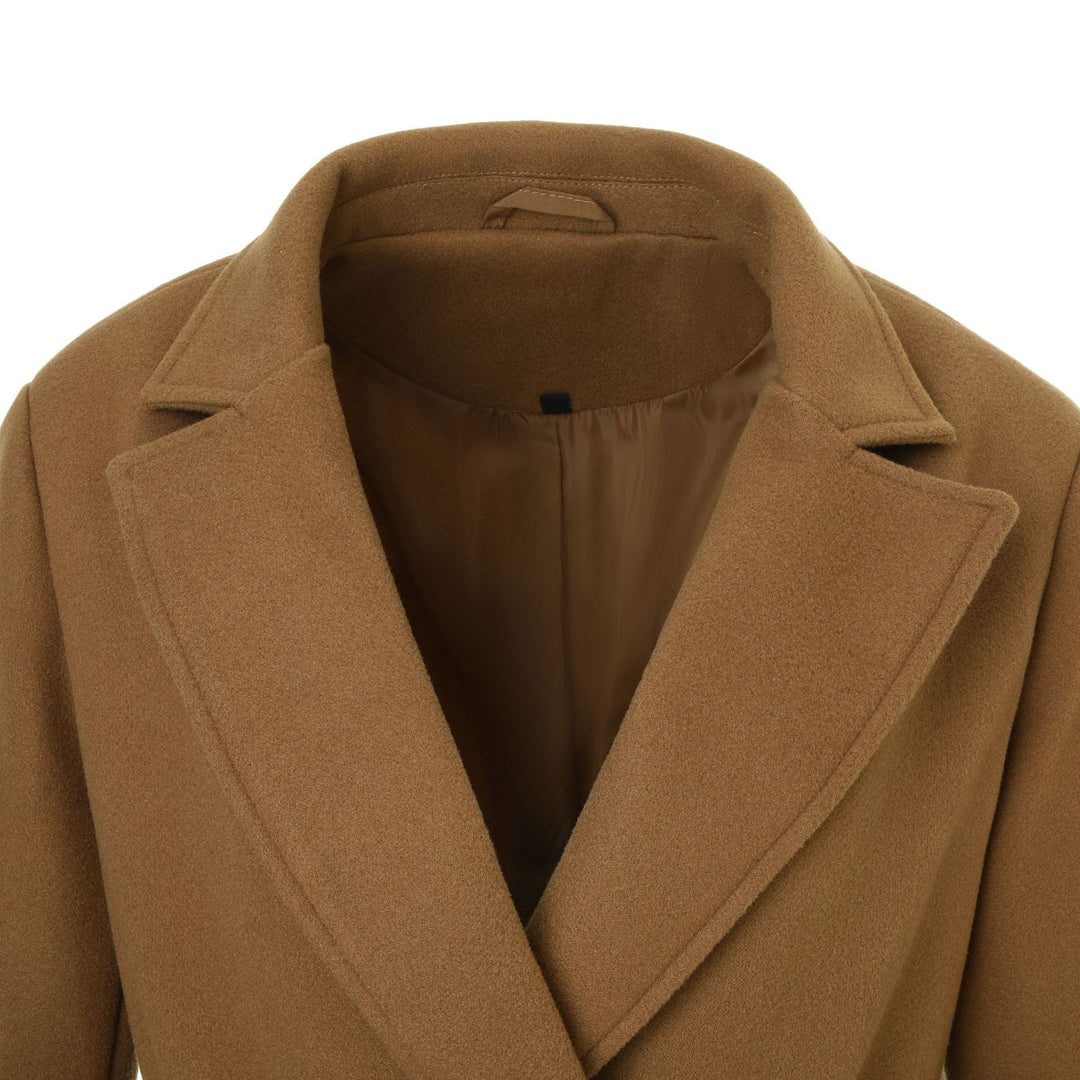 Cappotto donna nero avvolgente con cintura. Dettagli revers a lancia e lunghezza media. Stile ufficio invernale.