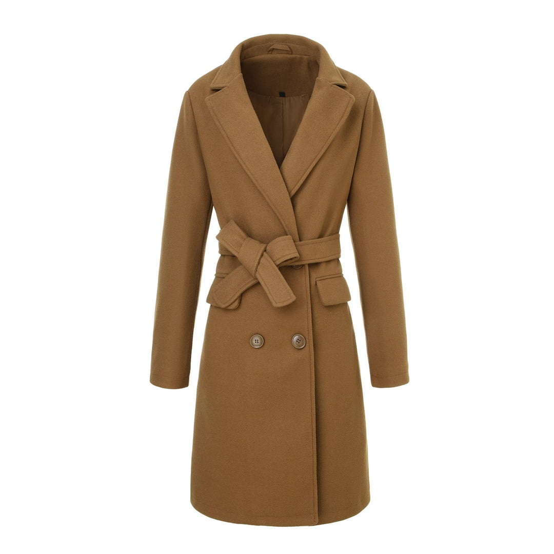 Outwear donna: cappotto invernale avvolgente con cintura e revers a lancia. Caldo ed elegante per la stagione fredda.