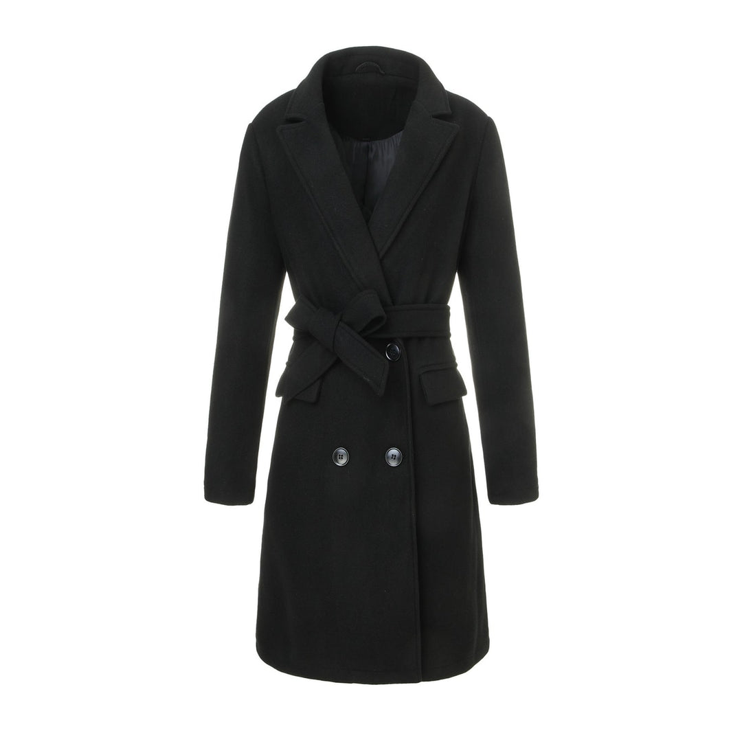 Cappotto donna di media lunghezza, avvolgente con cintura e revers a lancia. Perfetto per un look elegante invernale.