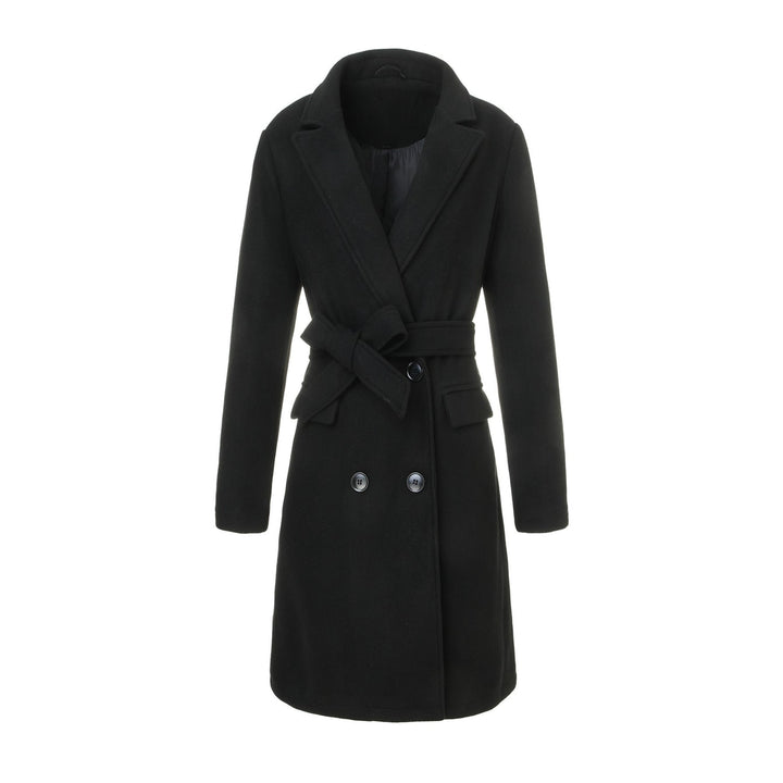 Cappotto donna di media lunghezza, avvolgente con cintura e revers a lancia. Perfetto per un look elegante invernale.