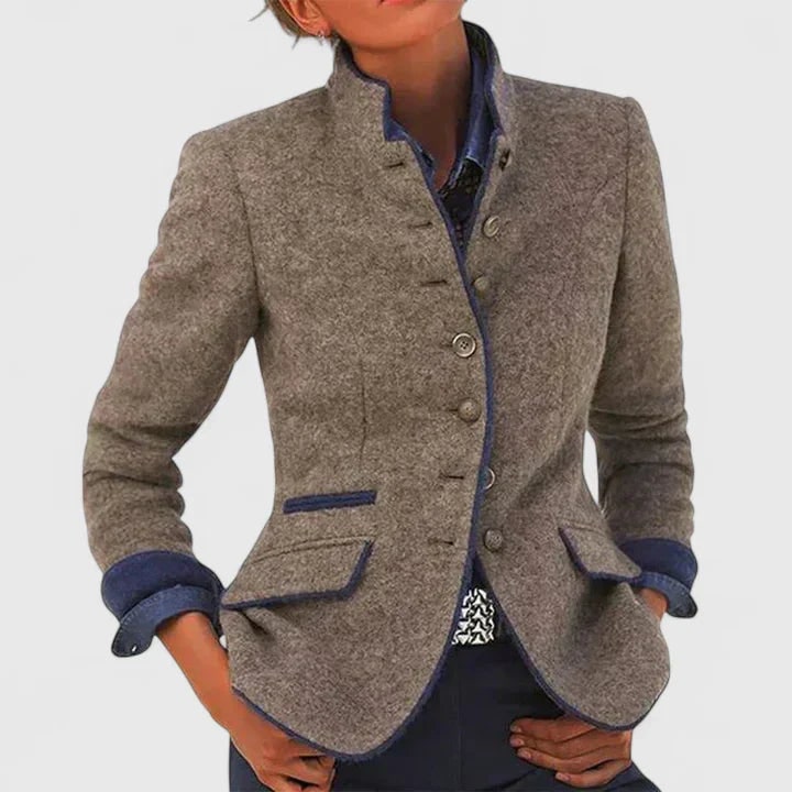 Elegante giacca femminile con collo alla coreana, chiusura a bottoni, ideale per look professionale casual.