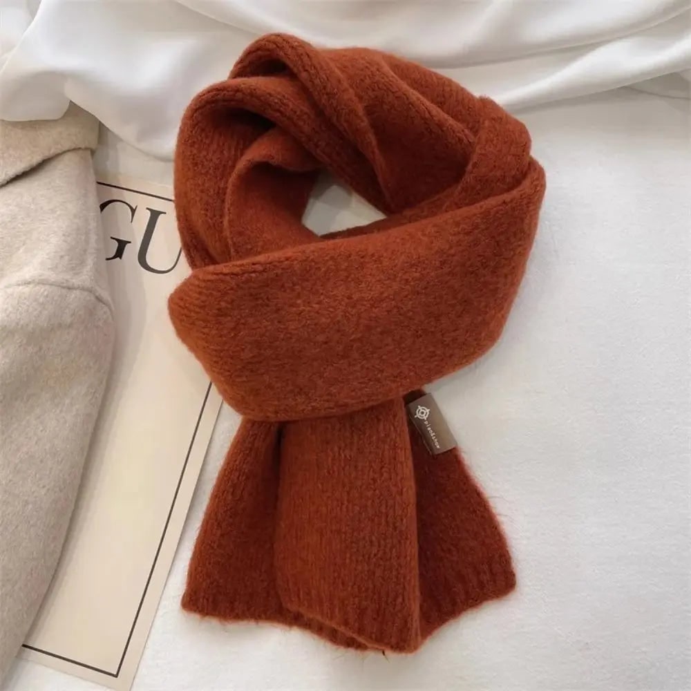 Sciarpa invernale da donna in morbida lana spazzolata. Calda ed elegante, perfetta per outfit invernali fashion.