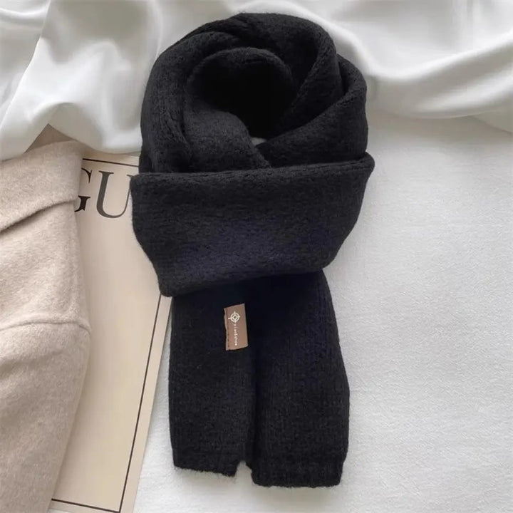 Sciarpa da donna in lana spazzolata, un accessorio invernale morbido e caldo. Ideale per un look fashion e casual.