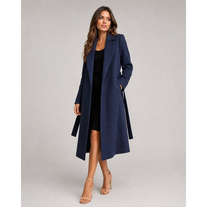 Cappotto trench donna elegante midi con cintura, rever intagliato. Perfetto per autunno/inverno e stile ufficio.