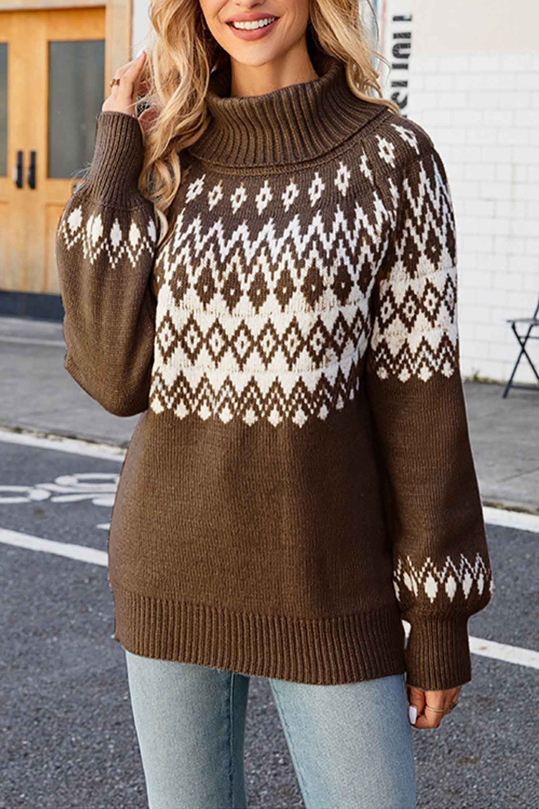 Comodo maglione invernale donna con motivo Fair Isle e collo alto. Caldo e versatile per ogni outfit.