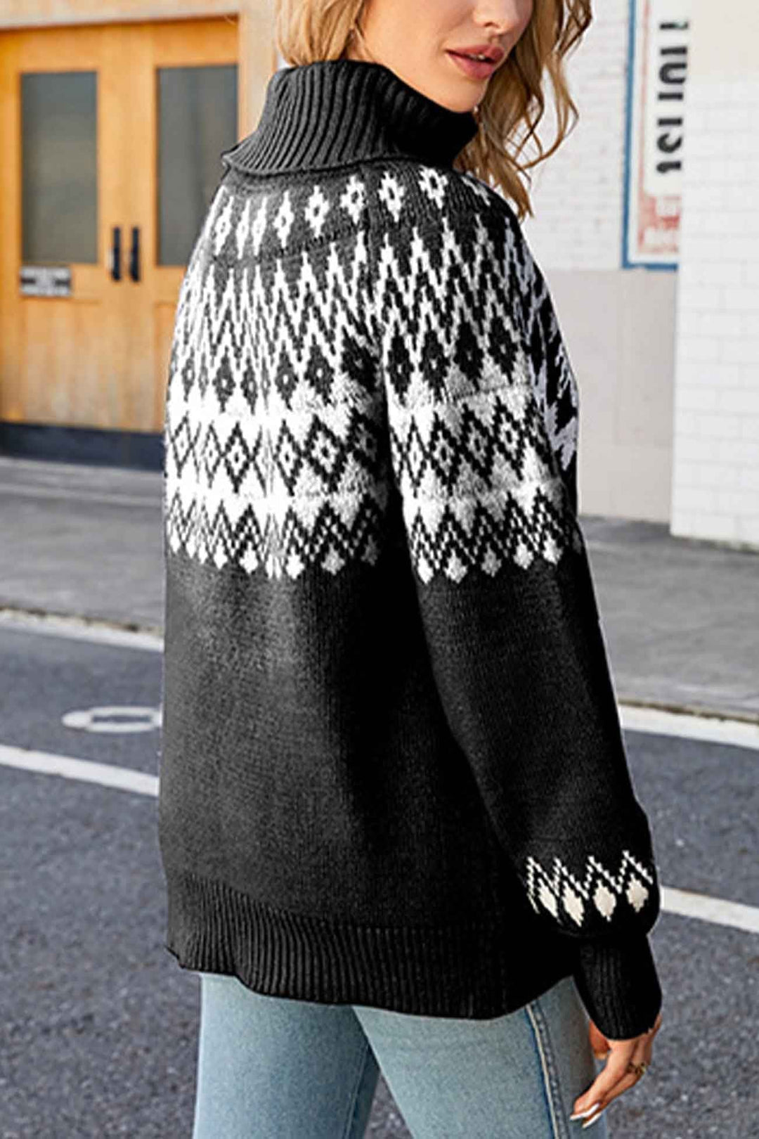 Maglione Fair Isle donna versatile, maniche a palloncino e collo alto. Ideale per look autunnali.