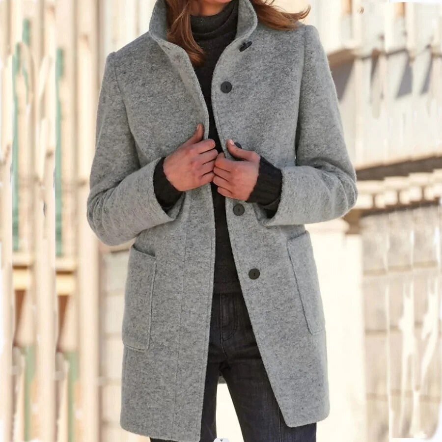 Cappotto invernale donna elegante con collo alto e tasche, perfetto per moda autunno inverno.