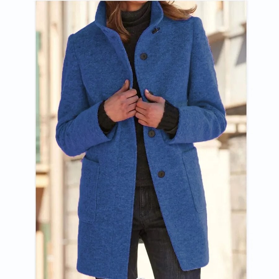 Donna indossa cappotto invernale elegante color cammello con collo alto, stile sofisticato autunno inverno.