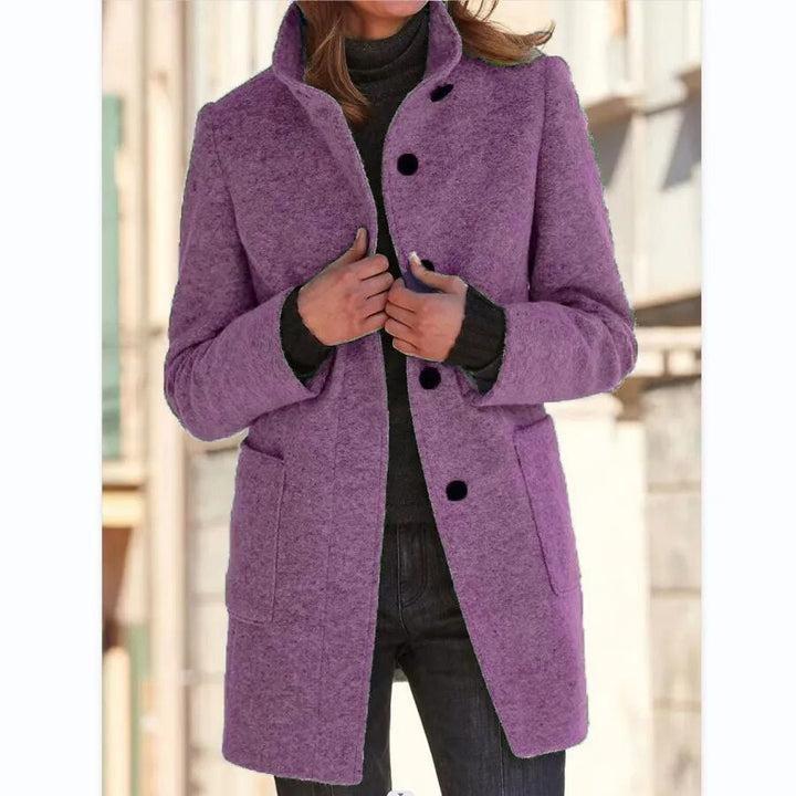 Cappotto invernale donna versatile con collo alto, tasche. Look completo per autunno inverno elegante e moderno.