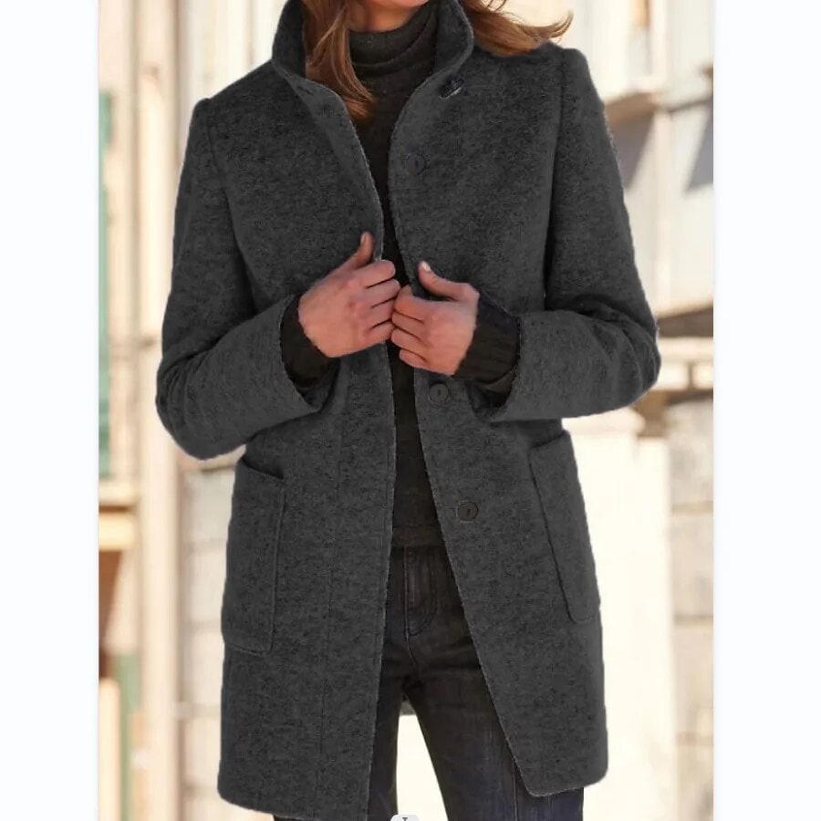 Cappotto invernale donna chic, tessuto morbido, collo alto e tasche. Ideale per un look sofisticato autunno inverno.
