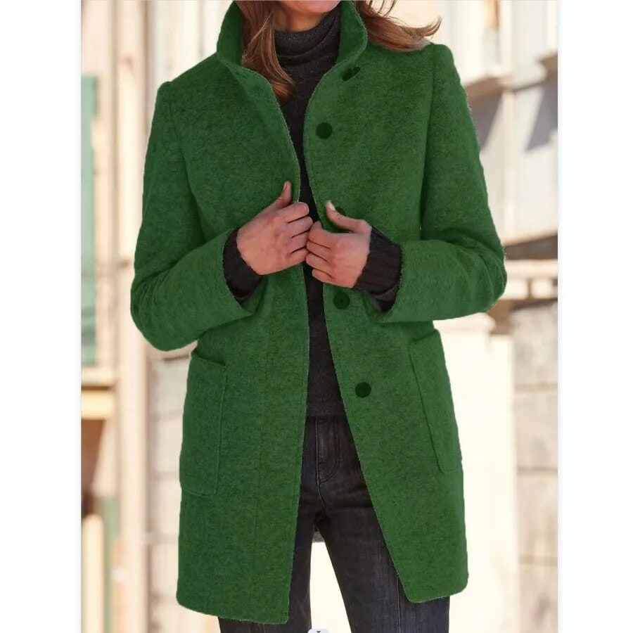 Donna di spalle con cappotto invernale elegante, collo alto protettivo. Abbigliamento caldo autunno inverno, moda.