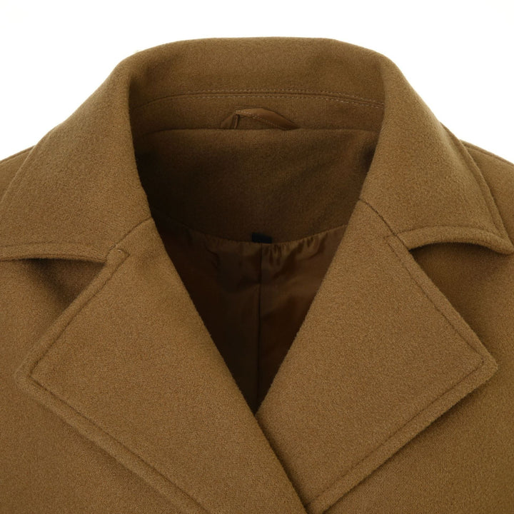 Dettaglio del cappotto donna invernale con cintura in vita che accentua la figura, elegante giacca lunga doppiopetto.