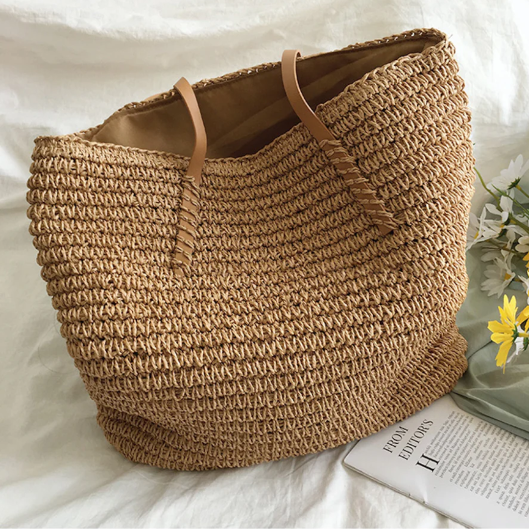 Borsa tote donna in paglia intrecciata naturale con tracolle in ecopelle marrone, perfetta per l'estate e la spiaggia.