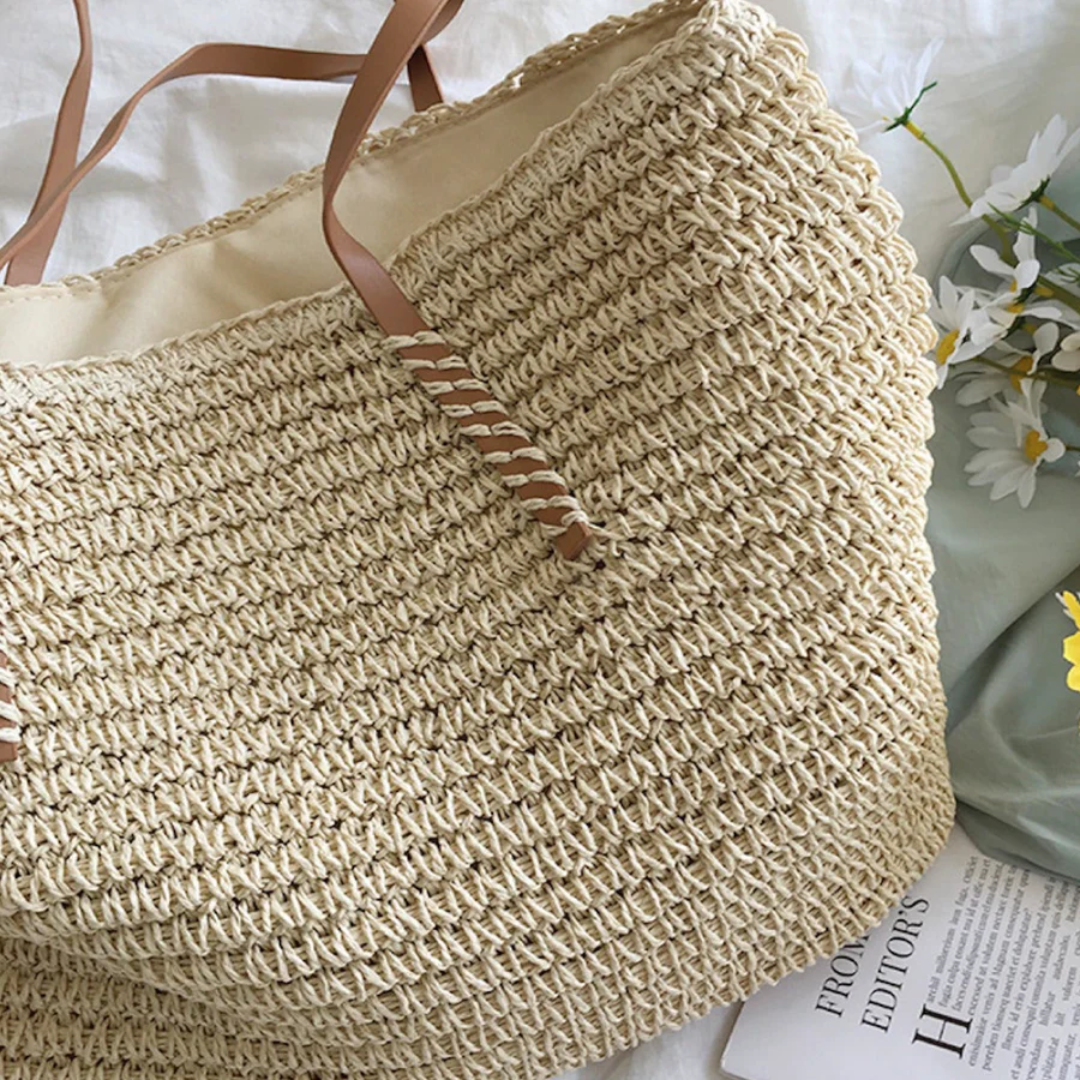 Borsa a spalla in paglia intrecciata artigianale per donna, con manici in ecopelle. Ideale per vacanze o tempo libero.