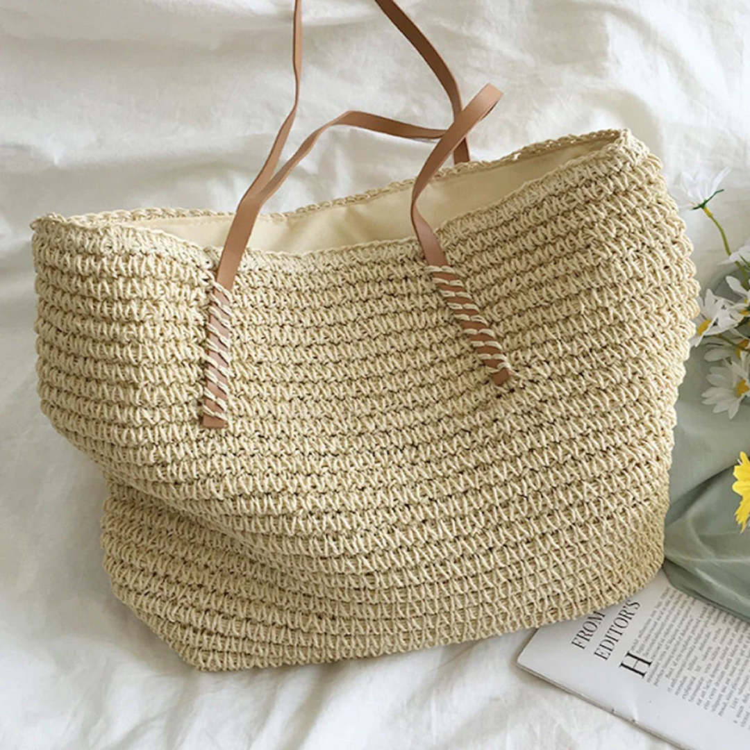 Borsa mare donna in paglia intrecciata, ampia e trendy, con resistenti tracolle in ecopelle. Must-have per l'estate.