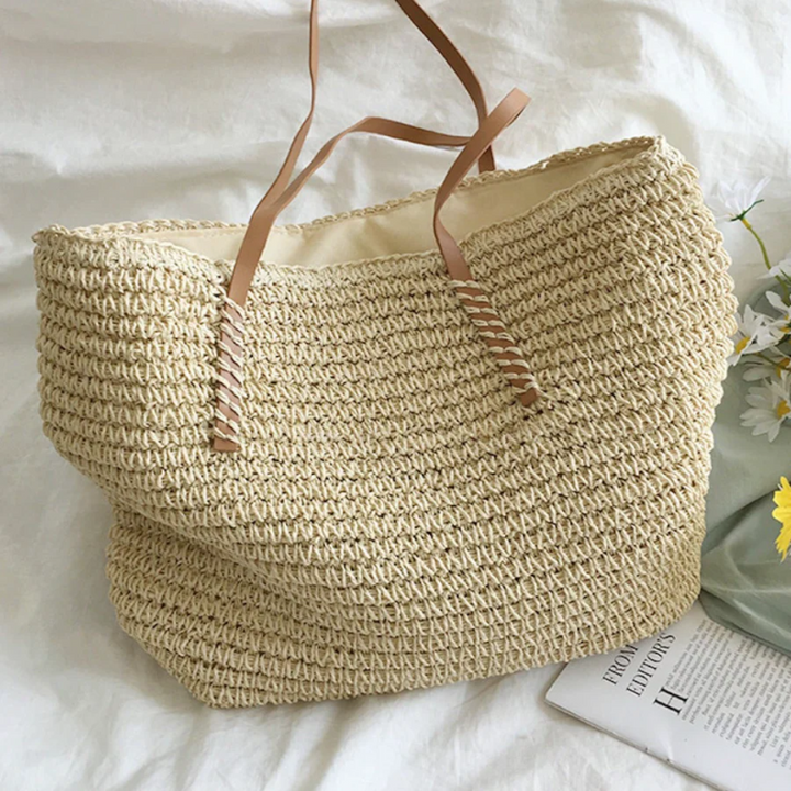 Borsa mare donna in paglia intrecciata, ampia e trendy, con resistenti tracolle in ecopelle. Must-have per l'estate.