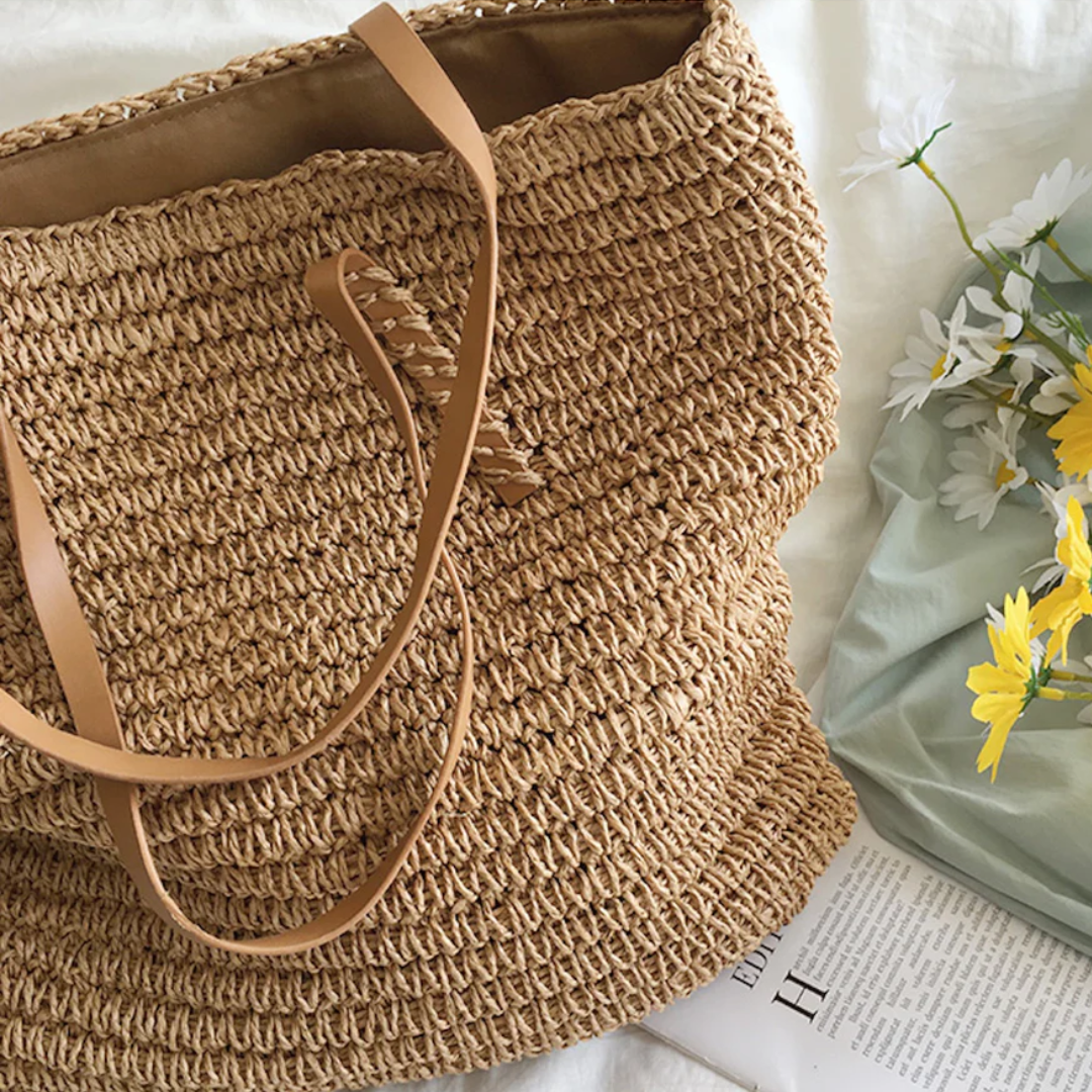 Accessorio moda estivo: borsa tote in paglia intrecciata per donna, con tracolle in ecopelle, versatile e chic.