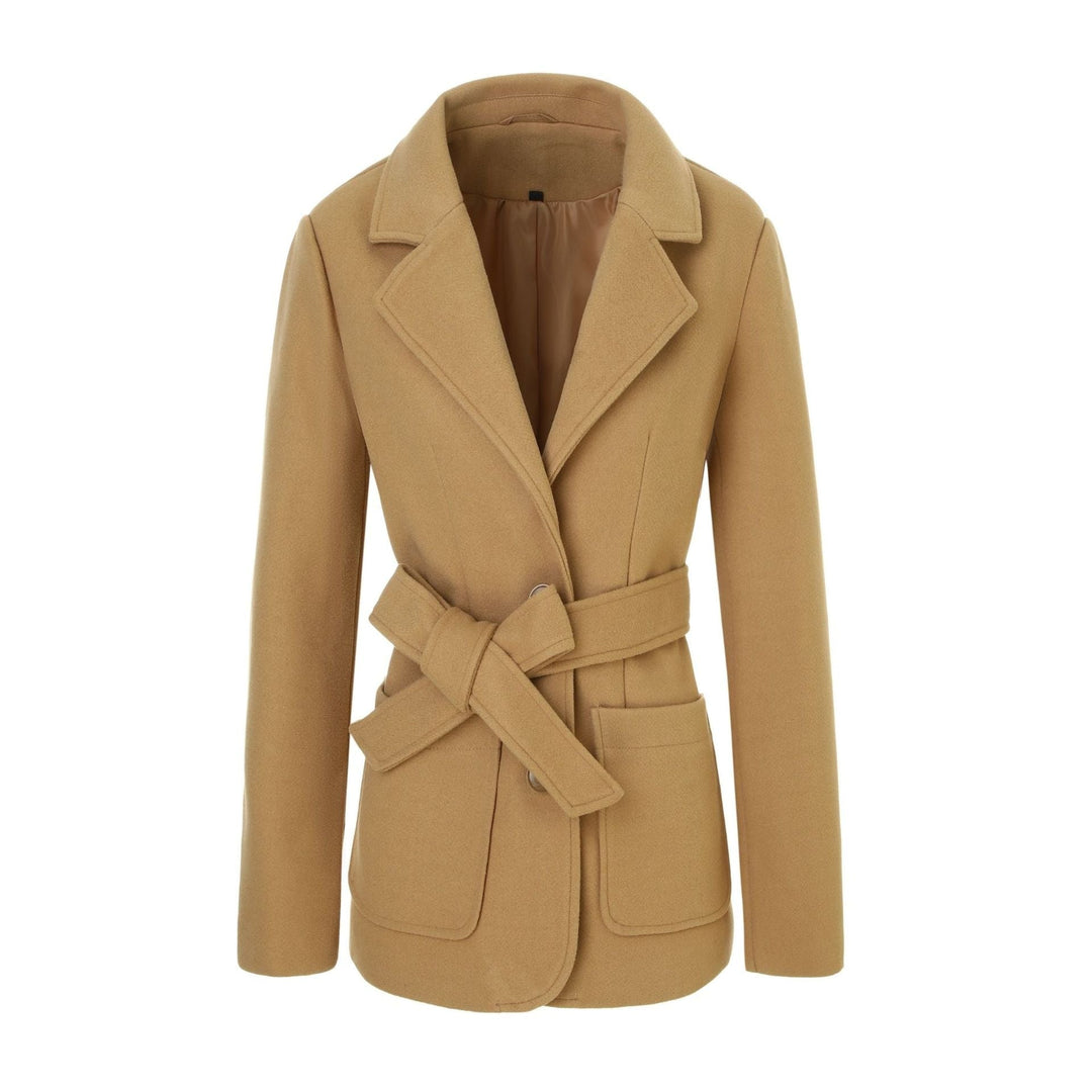 Cappotto avvolgente donna con revers e cintura. Elegante capospalla classico, perfetto per l'inverno.