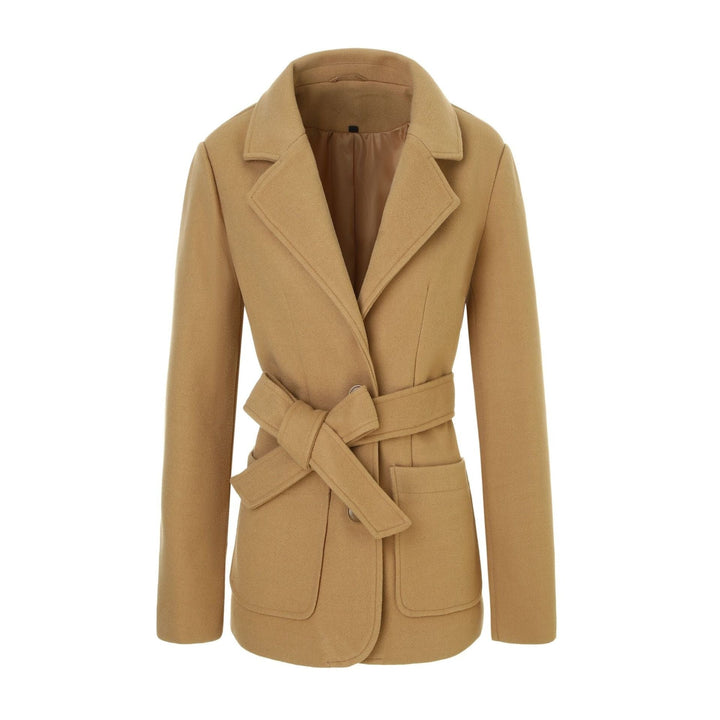 Cappotto avvolgente donna con revers e cintura. Elegante capospalla classico, perfetto per l'inverno.