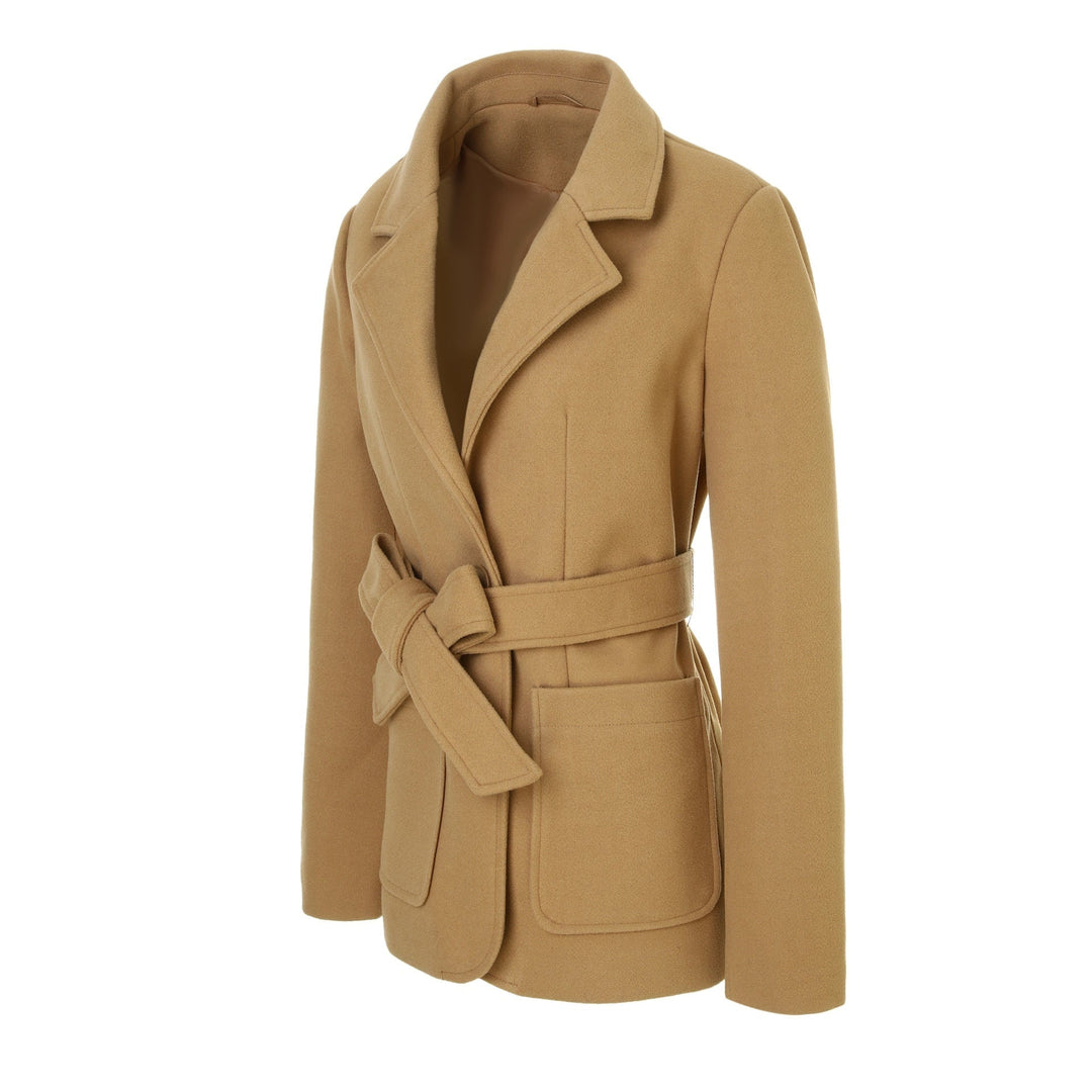 Cappotto donna chic avvolgente, versatile, con cintura e revers. Ideale per look eleganti in autunno/inverno.