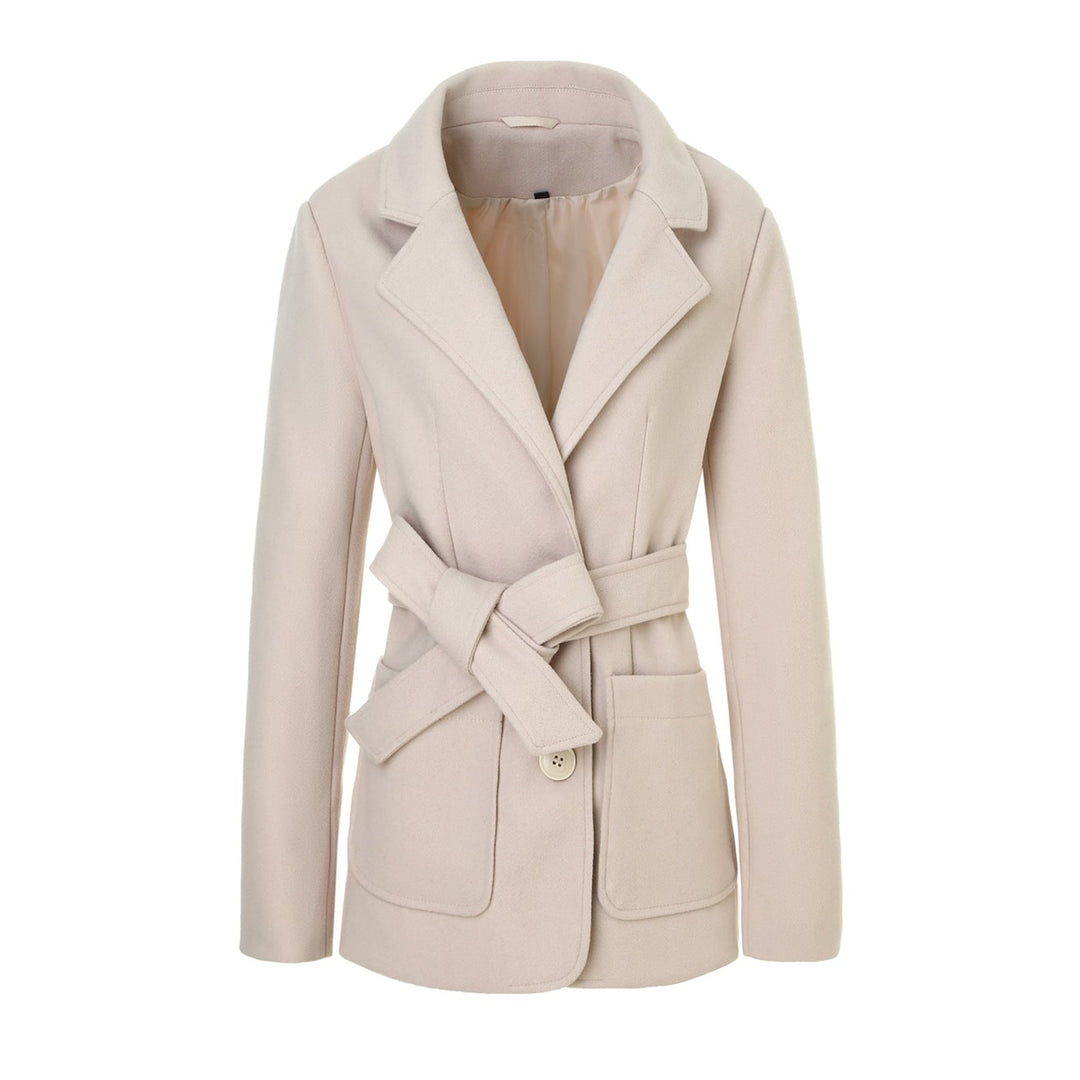 Dettaglio di revers e cintura su un cappotto avvolgente donna. Stile classico ed elegante per l'inverno.