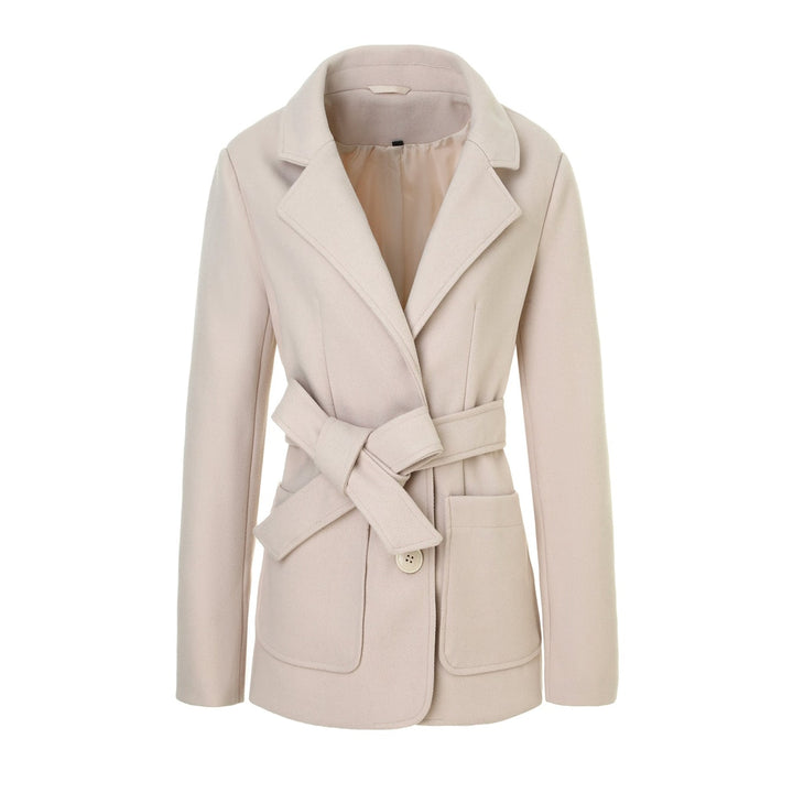 Dettaglio di revers e cintura su un cappotto avvolgente donna. Stile classico ed elegante per l'inverno.