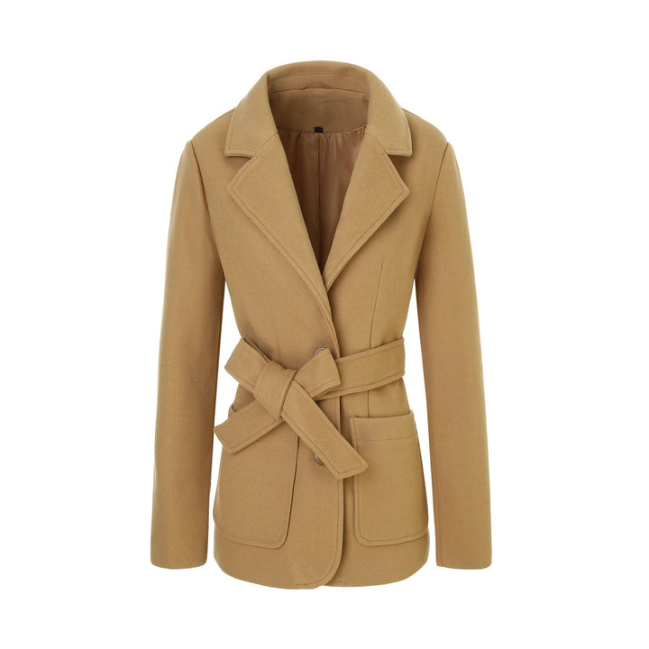 Cappotto avvolgente donna dalla silhouette elegante, con revers ampi e cintura. Capospalla versatile.