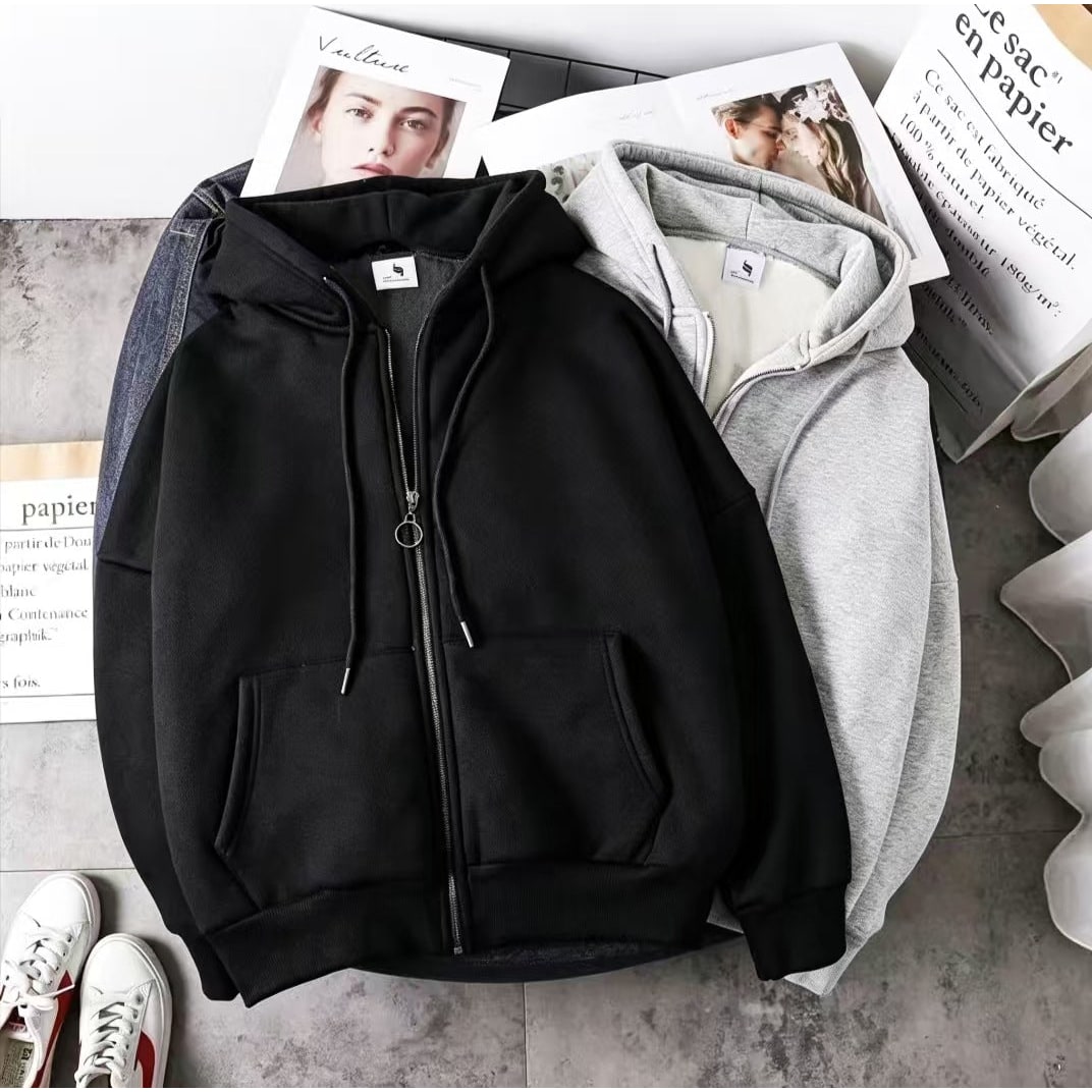 Modella indossa felpa con cappuccio e cerniera donna, ideale per stile casual e comfort in autunno/inverno.