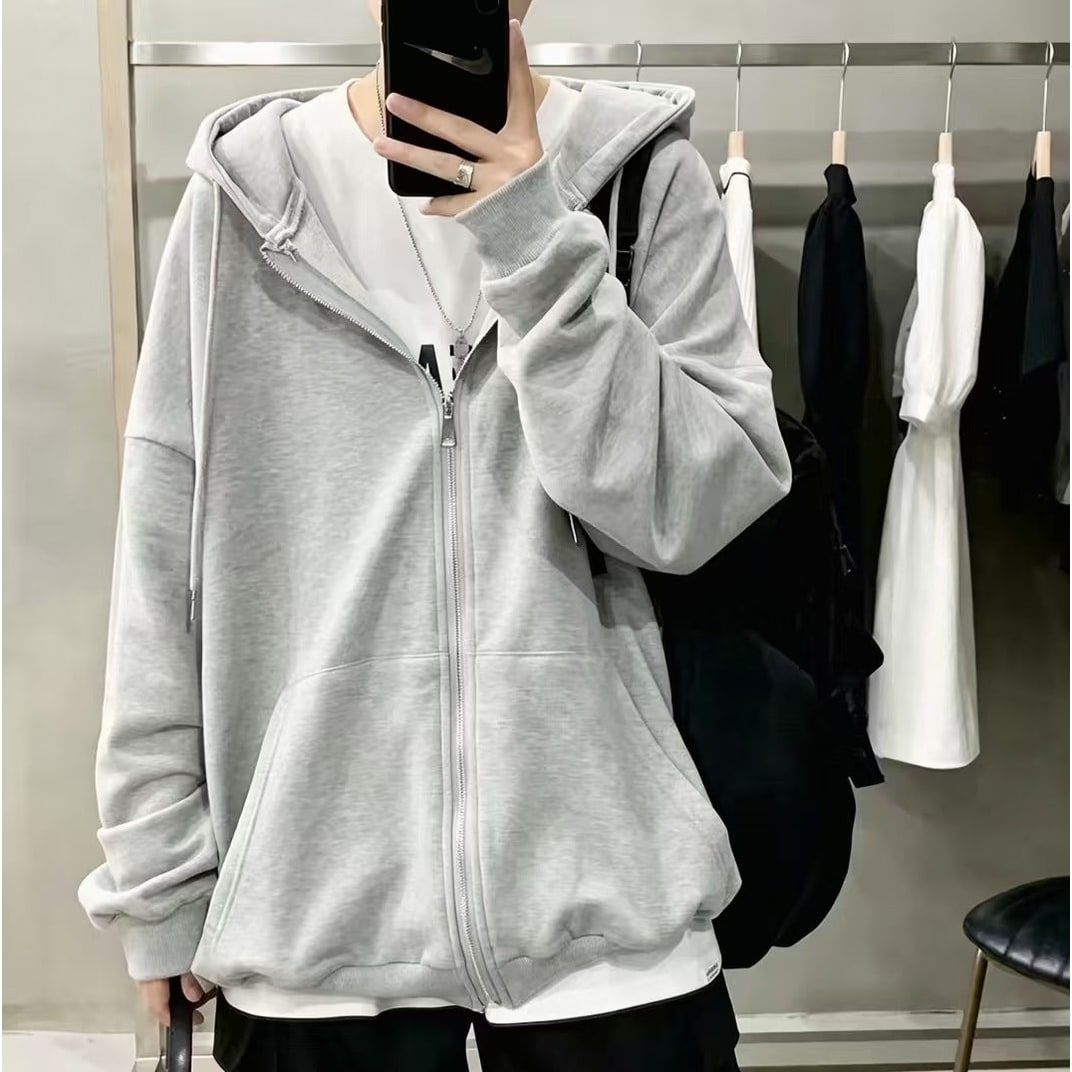 Felpa donna versatile con cappuccio e cerniera, perfetta per look casual e comfort nelle stagioni fredde.