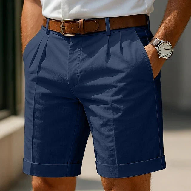 Pantaloncini uomo eleganti in cotone con pieghe, perfetti per un outfit smart-casual versatile estivo.