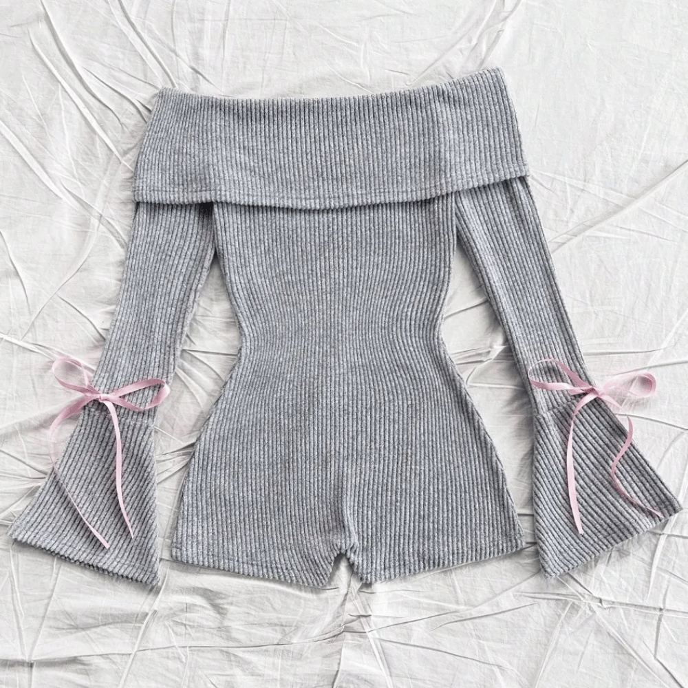 Modello di tuta corta donna grigia, ideale per un outfit casual o un look chic da giorno estivo.
