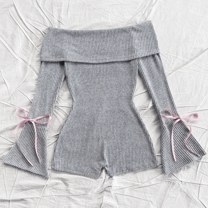 Modello di tuta corta donna grigia, ideale per un outfit casual o un look chic da giorno estivo.