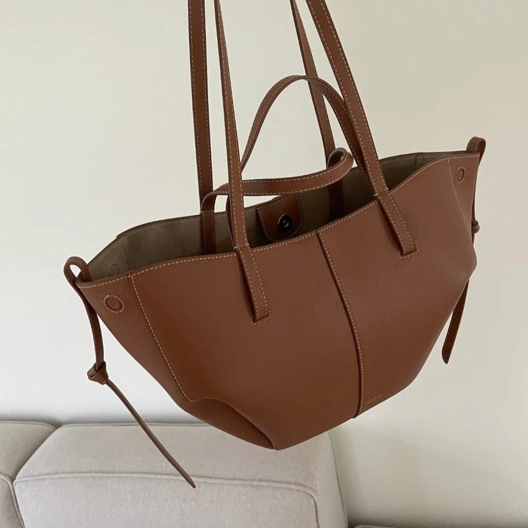 Elegante borsa tote nera strutturata per donna, con tracolla, ideale per lavoro, viaggio e quotidianità.