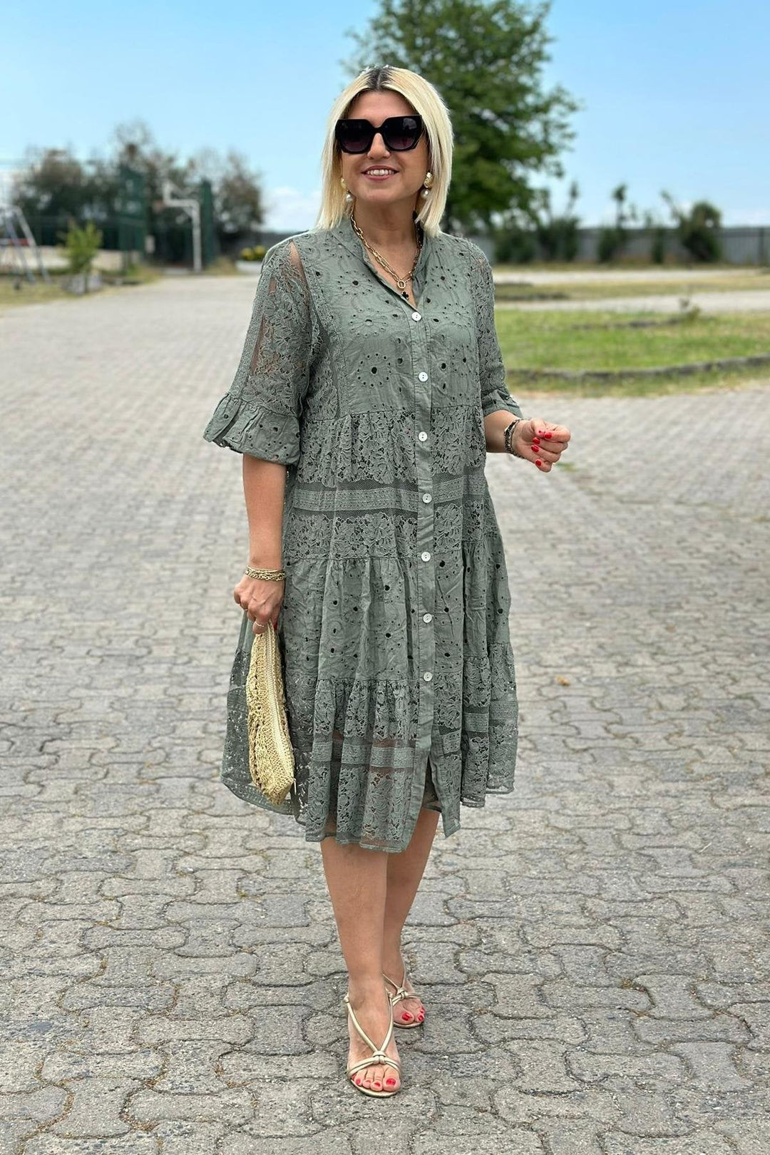 Elegante abito da donna nero a linea A, lunghezza midi, con pratiche maniche a tre quarti. Perfetto per autunno.