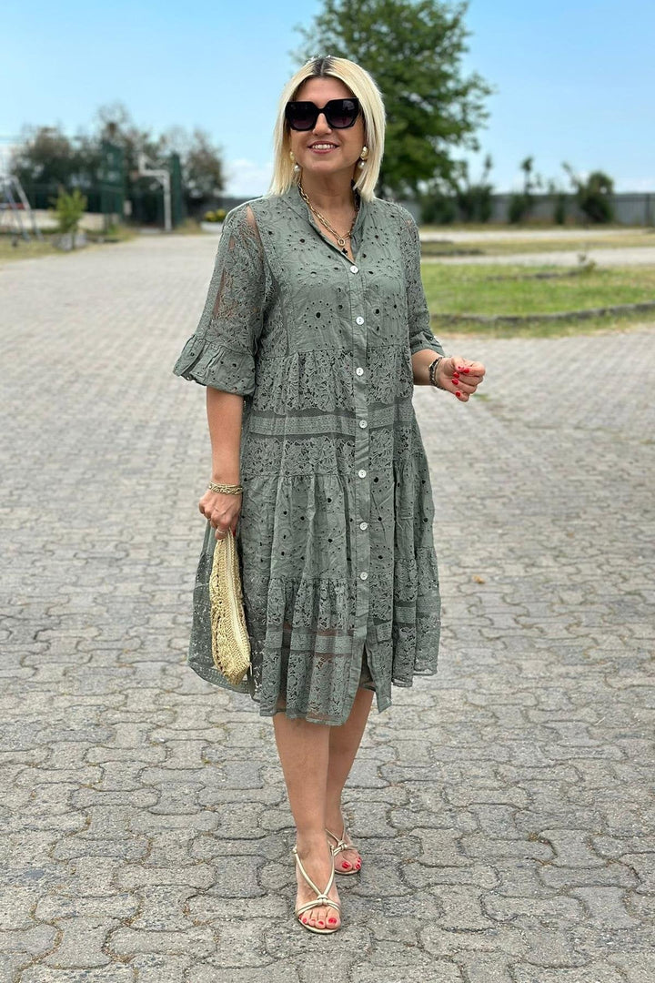 Elegante abito da donna nero a linea A, lunghezza midi, con pratiche maniche a tre quarti. Perfetto per autunno.