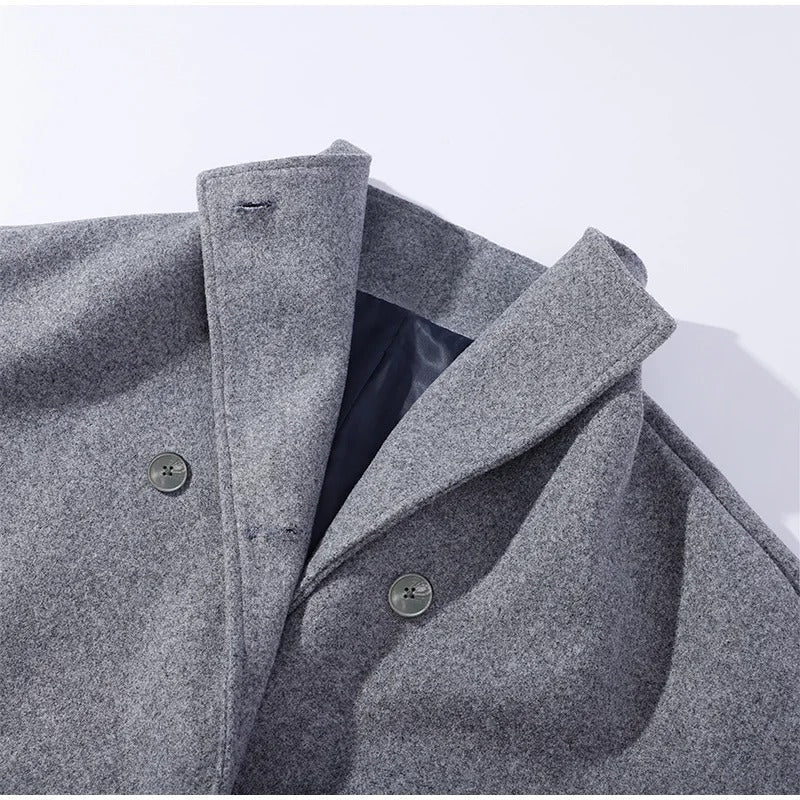 Cappotto donna invernale elegante indossato con stile. Collo alto e bottoni, per un outfit moderno e caldo.