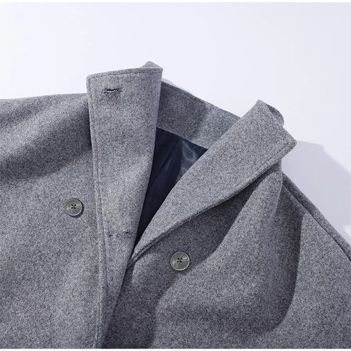 Cappotto donna invernale elegante indossato con stile. Collo alto e bottoni, per un outfit moderno e caldo.