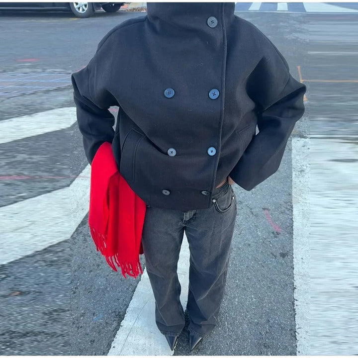 Cappotto donna nero, collo alto e bottoni. Un capo spalla elegante per look formali e sofisticati.