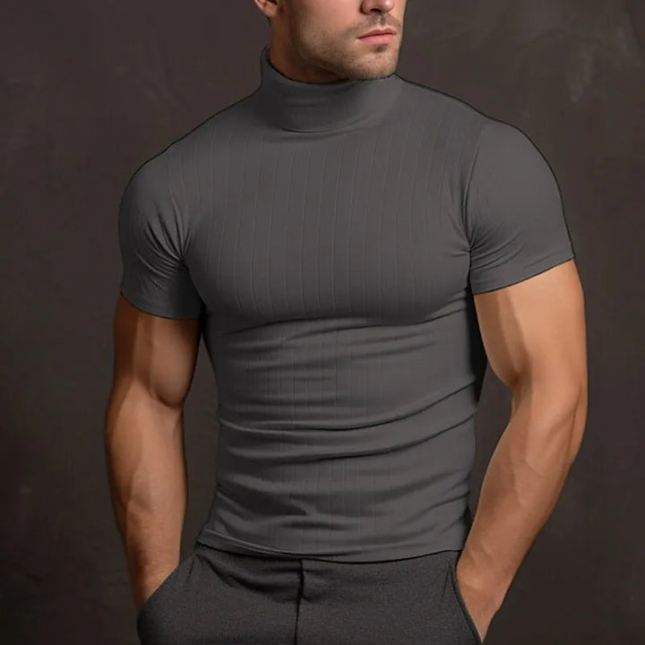 T-shirt dolcevita uomo traspirante, perfetta come sottogiacca o per un abbigliamento casual chic.