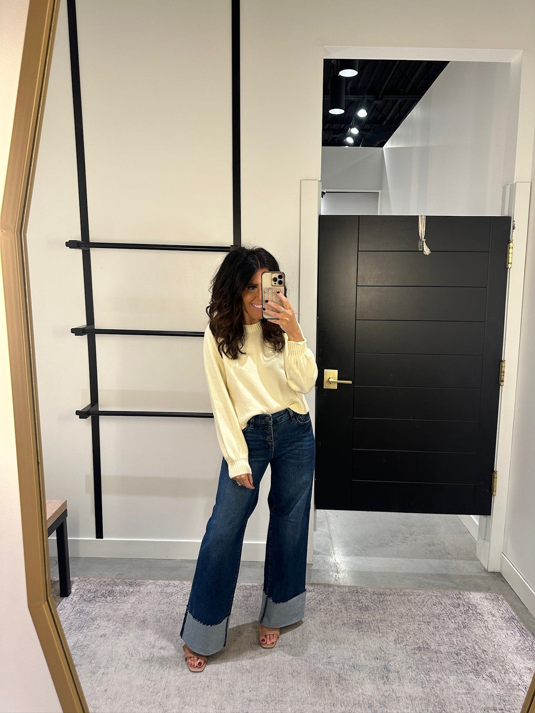 Jeans donna scuri a vita alta, gamba larga e orlo risvoltato. Vestibilità comoda, ideali per abbigliamento casual.
