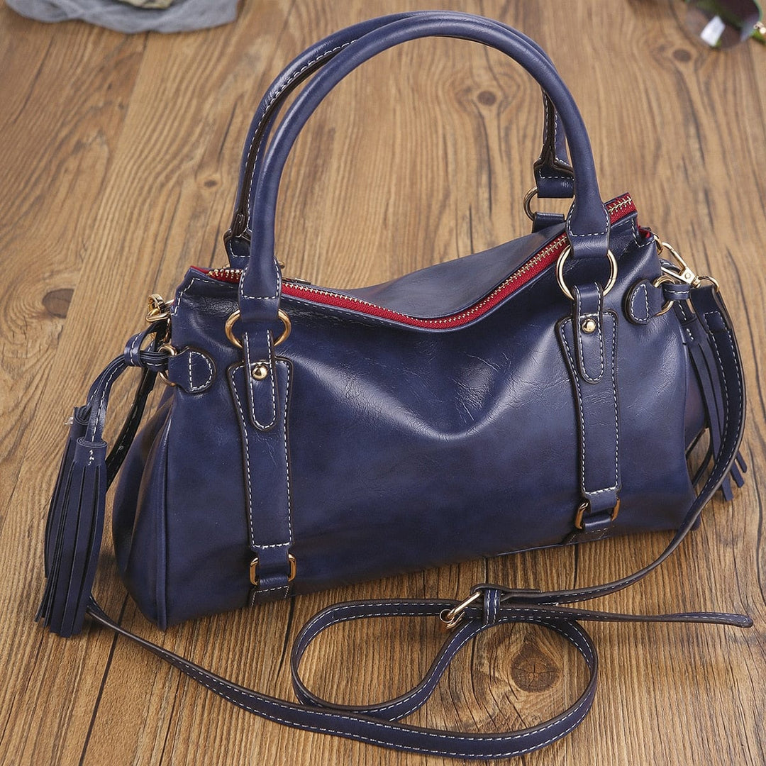 Borsa a mano donna nera in studio, capiente, versatile ed elegante, accessorio moda per il quotidiano.