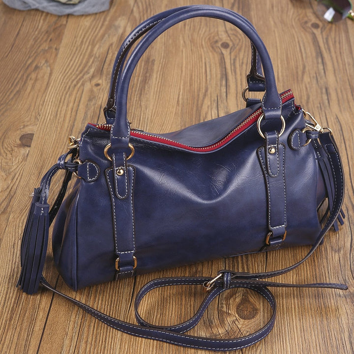 Borsa a mano donna nera in studio, capiente, versatile ed elegante, accessorio moda per il quotidiano.