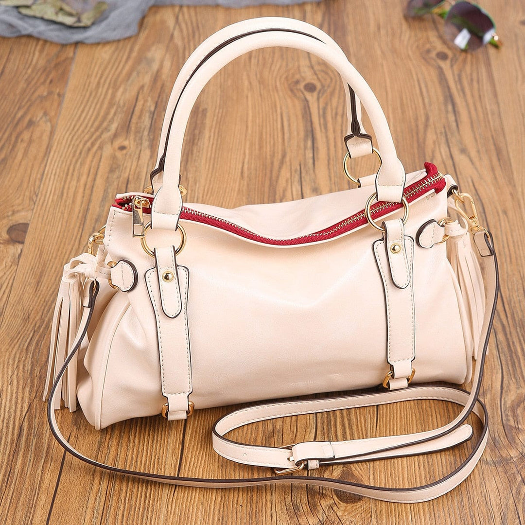 Vista posteriore borsa a mano donna nera, design elegante e capiente, versatile per il quotidiano.