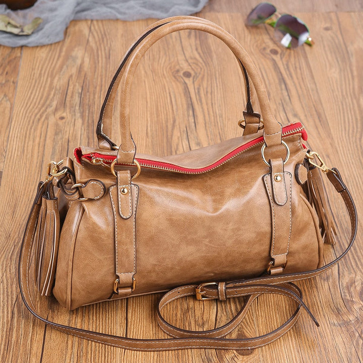 Borsa a mano donna nera, accessorio moda che completa ogni look quotidiano con eleganza e versatilità.