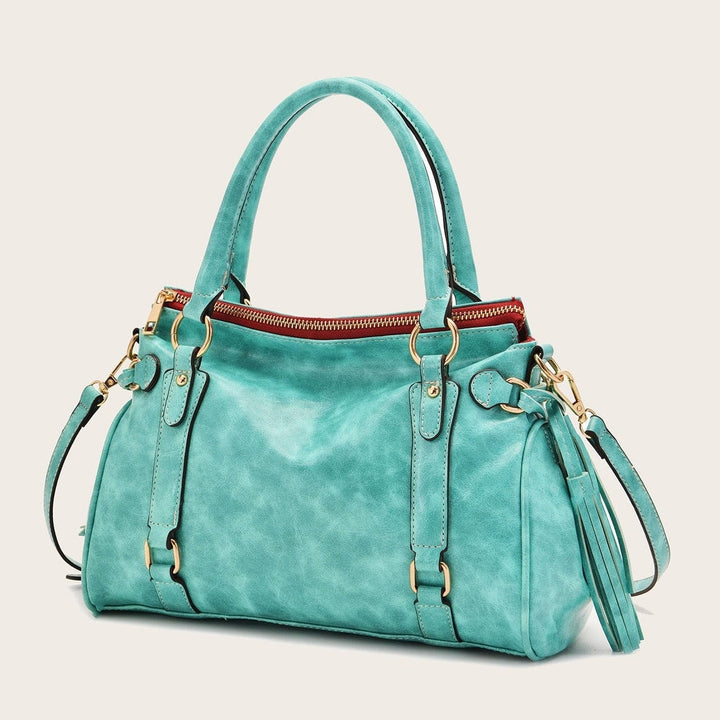 Primo piano texture borsa a mano donna nera, materiale elegante, versatile e capiente, accessorio moda.